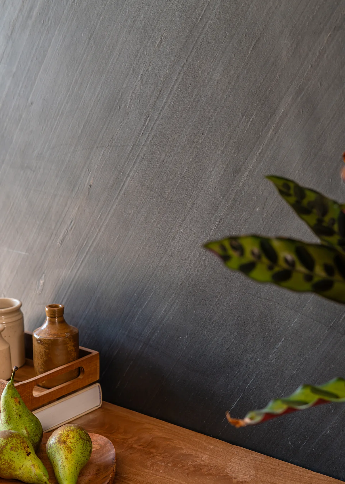 Black Pearl stone veneer, wall scale view